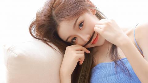 SUV悬在山坡两人危在旦夕 十几人拉绳作保险